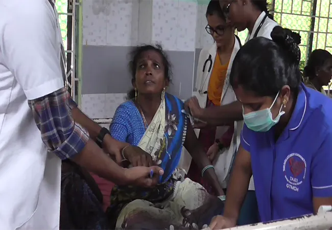 thiruvarur private bus incident passengers admit at hospital 